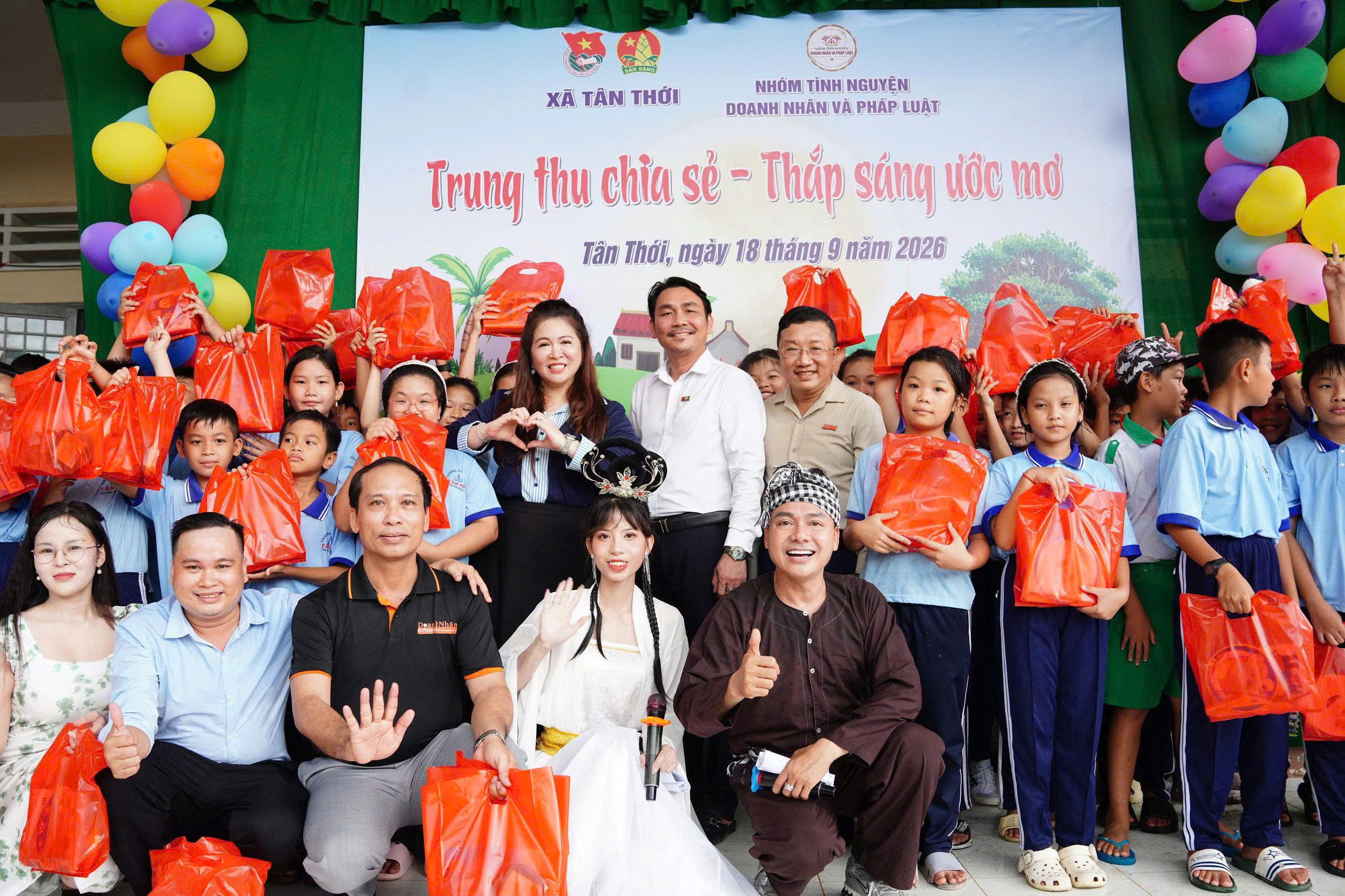 DN&PL - Từ sân Pickleball đến hành trình sẻ chia: Trao 500 phần quà Trung thu đến các em học sinh Trường Tiểu học Tân Thới